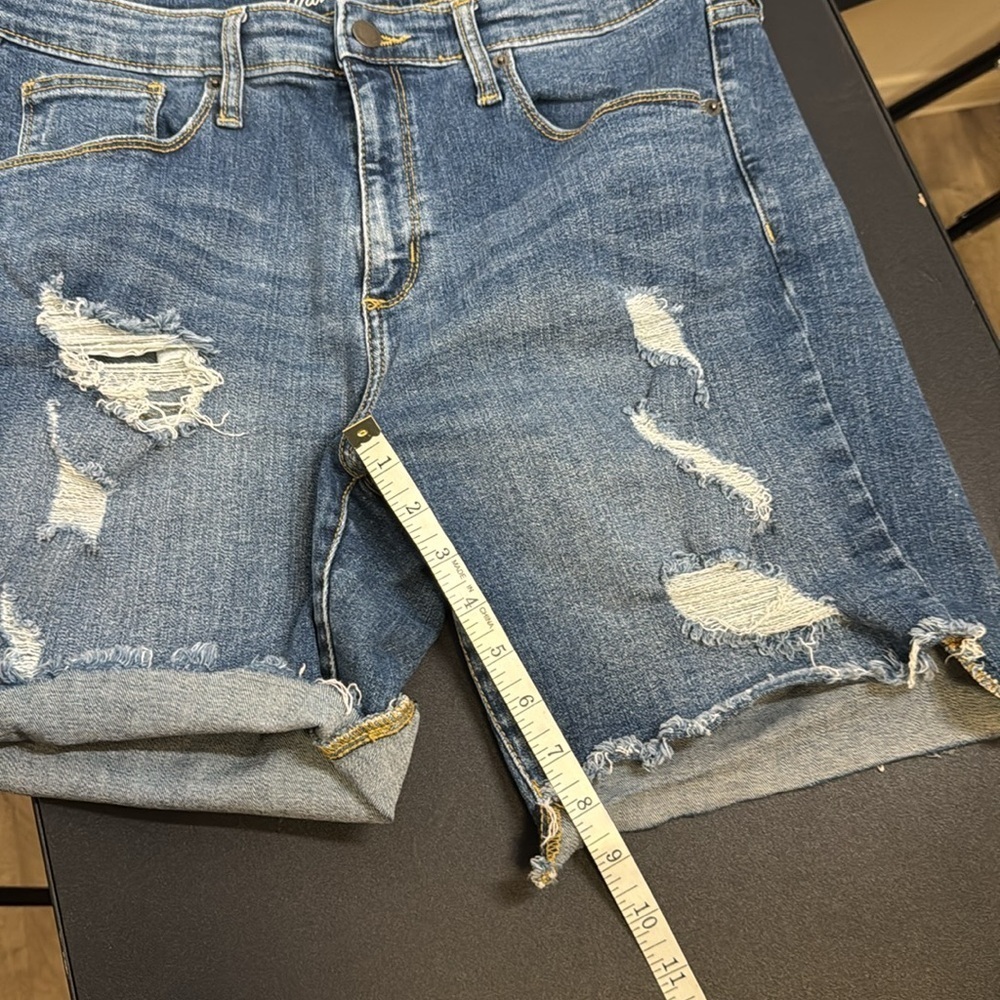Universal Threads Cut off shorts. Size 14/32R. Stretchy material. - Picture 9 of 9